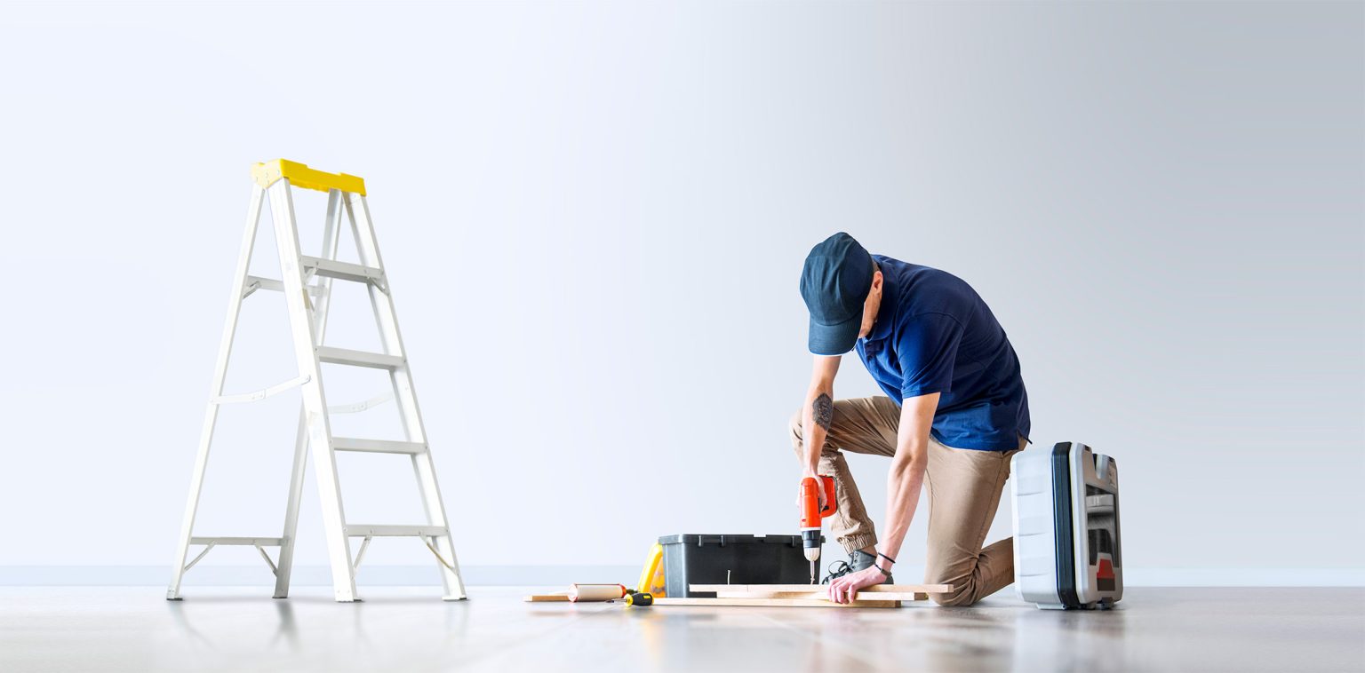 hombre trabajando con una escalera a su lado
