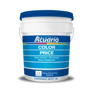 Paredes en azul intenso y rojo vibrante pintadas con COLOR PRICE, mostrando contraste cromático y acabado brillante, con latas de producto destacando relación calidad-precio