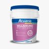 Envase azul de SELLAMURO con iconos de protección contra humedad, mostrando aplicación en muro de tabique rojo con efecto repelencia al agua